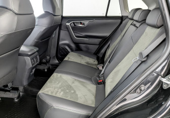 Подержанный автомобиль Toyota RAV4 2024 года (12 фото)