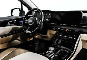 Подержанный автомобиль Kia Carnival 2020 года (10 фото)