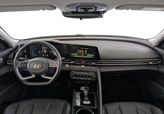 Подержанный автомобиль Hyundai Elantra Sedan 2023 года (14 фото)
