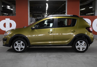 Подержанный автомобиль Renault Sandero 2016 года (8 фото)