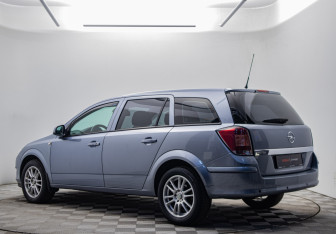 Подержанный автомобиль Opel Astra Wagon 2011 года (7 фото)