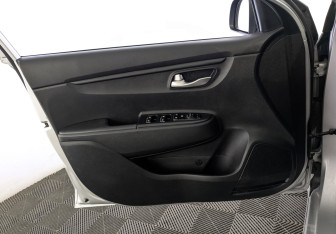 Подержанный автомобиль Kia Rio Sedan 2017 года (19 фото)