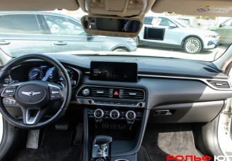 Подержанный автомобиль Genesis G70 2021 года (10 фото)