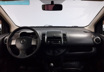 Подержанный автомобиль Nissan Note 2008 года (12 фото)