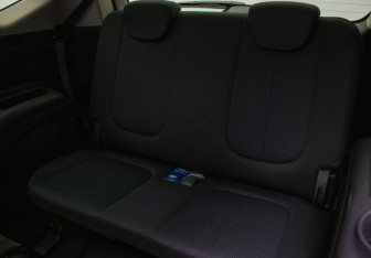 Подержанный автомобиль Kia Carens 2011 года (12 фото)