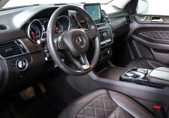 Подержанный автомобиль Mercedes-Benz GLE 2017 года (18 фото)