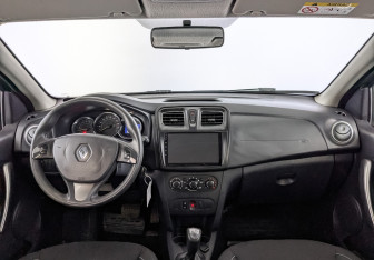 Подержанный автомобиль Renault Sandero 2016 года (14 фото)