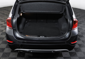 Подержанный автомобиль BMW X1 2014 года (10 фото)