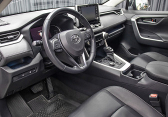 Подержанный автомобиль Toyota RAV4 2020 года (16 фото)