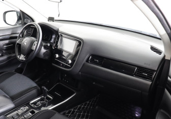 Подержанный автомобиль Mitsubishi Outlander 2021 года (8 фото)