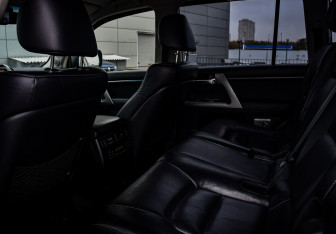 Подержанный автомобиль Toyota Land Cruiser Suv 2012 года (13 фото)