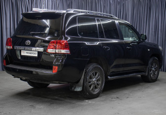 Подержанный автомобиль Toyota Land Cruiser Suv 2009 года (5 фото)