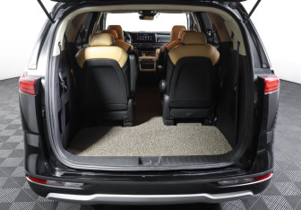 Подержанный автомобиль Kia Carnival 2020 года (10 фото)