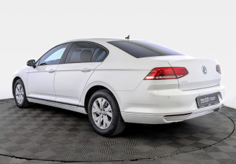 Подержанный автомобиль Volkswagen Passat Sedan 2018 года (7 фото)