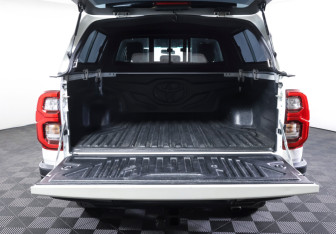 Подержанный автомобиль Toyota Hilux 2023 года (9 фото)