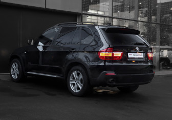 Подержанный автомобиль BMW X5 2010 года (7 фото)