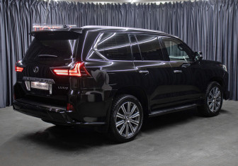 Подержанный автомобиль Lexus LX 2017 года (5 фото)