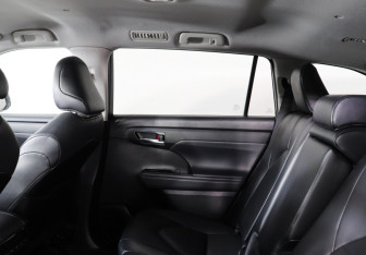 Подержанный автомобиль Toyota Highlander 2021 года (10 фото)