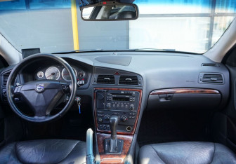 Подержанный автомобиль Volvo S60 2007 года (12 фото)