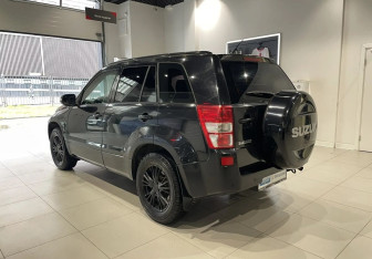 Подержанный автомобиль Suzuki Grand Vitara 2009 года (6 фото)