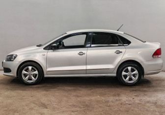 Подержанный автомобиль Volkswagen Polo Sedan 2011 года (8 фото)