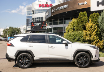 Подержанный автомобиль Toyota RAV4 2021 года (3 фото)