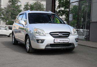 Подержанный автомобиль Kia Carens 2007 года (3 фото)