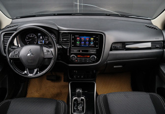 Подержанный автомобиль Mitsubishi Outlander 2019 года (9 фото)