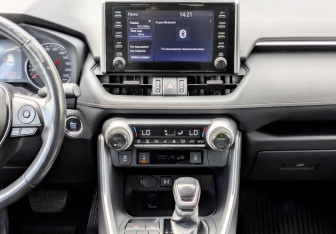 Подержанный автомобиль Toyota RAV4 2019 года (15 фото)