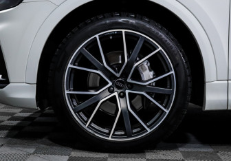 Подержанный автомобиль Audi Q8 2018 года (15 фото)