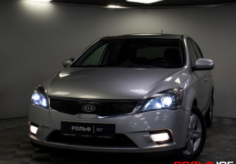 Подержанный автомобиль Kia Ceed Hatchback 2012 года (20 фото)