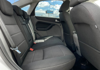 Подержанный автомобиль Ford Focus Sedan 2010 года (10 фото)