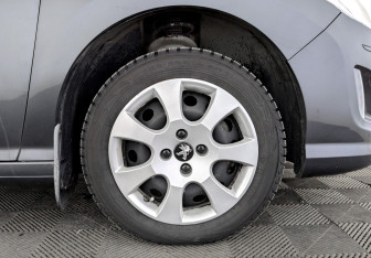 Подержанный автомобиль Peugeot 408 2016 года (17 фото)