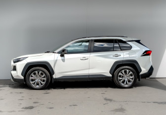 Подержанный автомобиль Toyota RAV4 2024 года (8 фото)