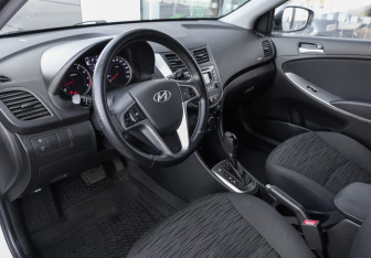 Подержанный автомобиль Hyundai Solaris Hatchback 2015 года (16 фото)
