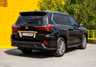 Подержанный автомобиль Lexus LX 2017 года (4 фото)
