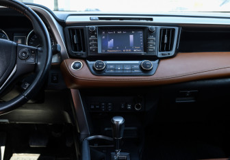 Подержанный автомобиль Toyota RAV4 2017 года (15 фото)