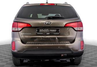 Подержанный автомобиль Kia Sorento 2017 года (6 фото)
