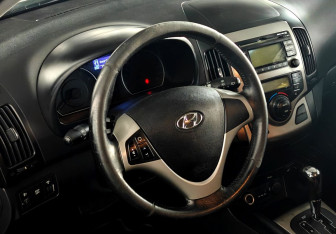 Подержанный автомобиль Hyundai i30 Hatchback 2010 года (14 фото)
