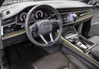 Подержанный автомобиль Audi Q8 2020 года (16 фото)