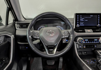 Подержанный автомобиль Toyota RAV4 2019 года (21 фото)