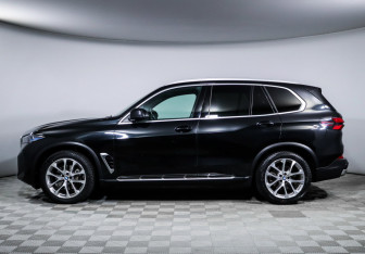 Подержанный автомобиль BMW X5 2023 года (8 фото)