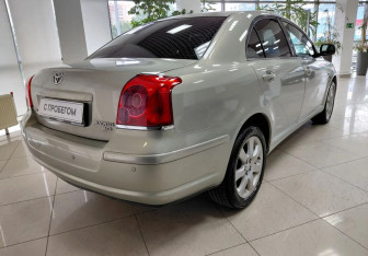 Подержанный автомобиль Toyota Avensis Sedan 2004 года (5 фото)
