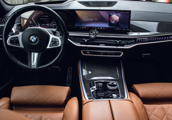 Подержанный автомобиль BMW X5 2024 года (12 фото)
