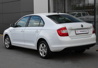 Подержанный автомобиль Skoda Rapid Liftback 2014 года (7 фото)