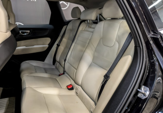 Подержанный автомобиль Volvo XC60 2018 года (12 фото)