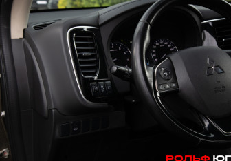 Подержанный автомобиль Mitsubishi Outlander 2015 года (17 фото)