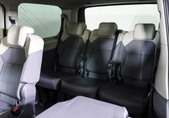 Подержанный автомобиль Volkswagen Multivan 2022 года (13 фото)