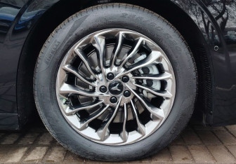 Подержанный автомобиль Voyah Dream 2024 года (25 фото)