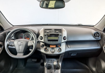 Подержанный автомобиль Toyota RAV4 2011 года (14 фото)